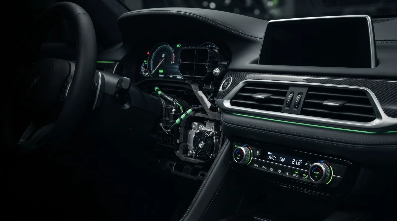 Tablero de un auto híbrido desarmado para reparar el aire acondicionado, con la unidad de climatización a la vista y el control de clima encendido
