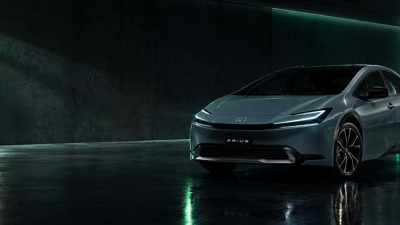 Toyota Prius en un estudio oscuro con luz verde, al inicio de un giro de cámara de 360°